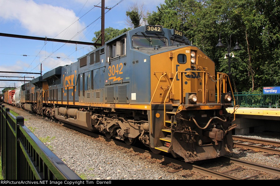 CSX 3042 on Q410